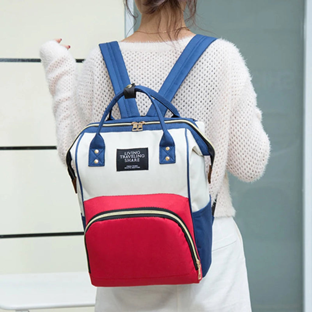 Sac à dos à langer multi couelur porté sur le dos