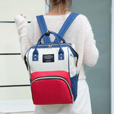 Sac à dos à langer multi couelur porté sur le dos