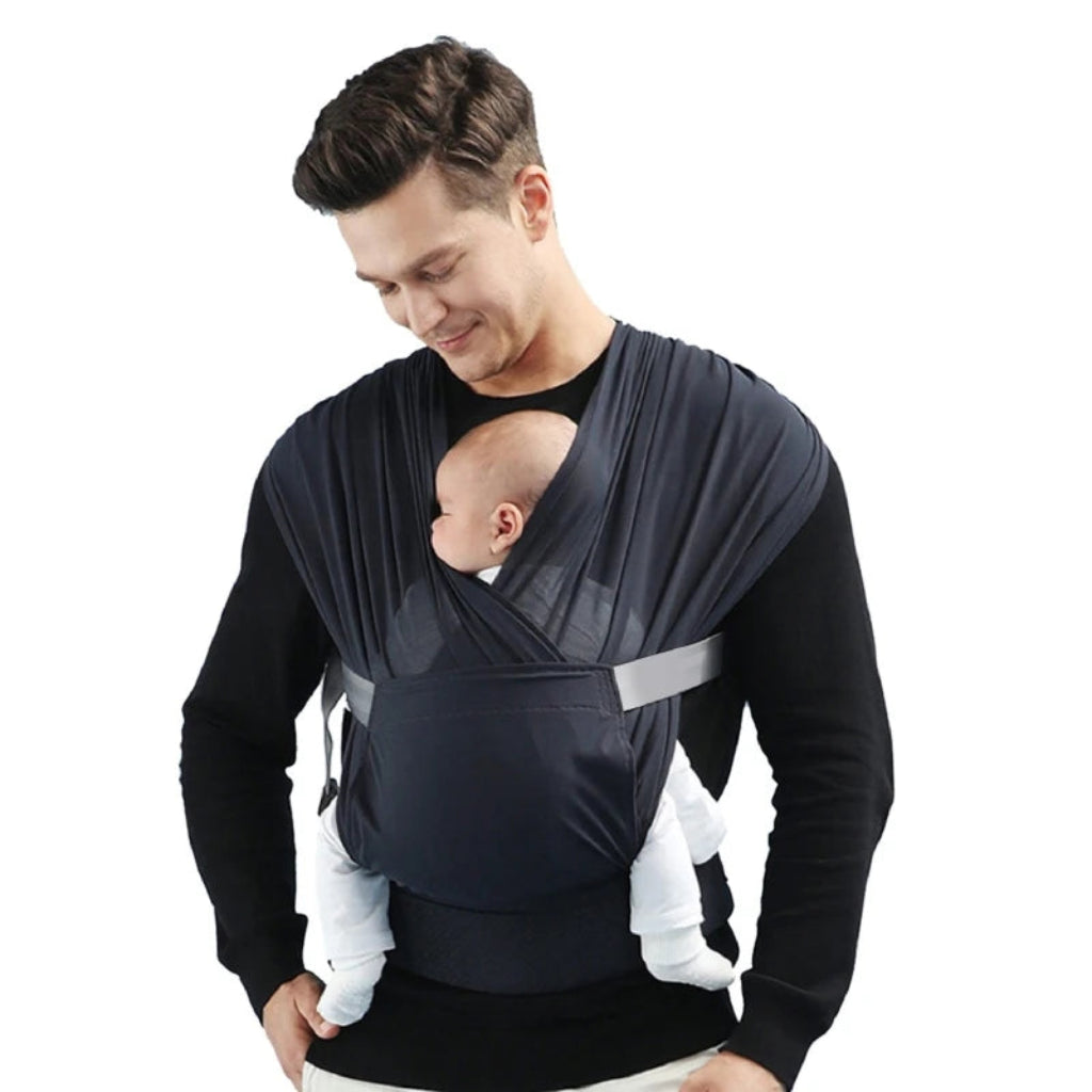 porte bébé confort sans nœud porté par un homme